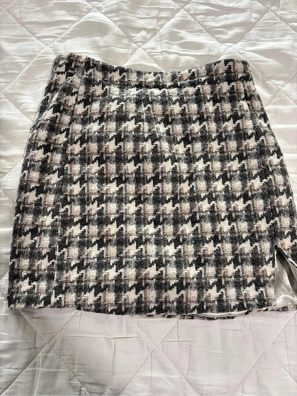 Entro Houndstooth Mini Skirt Gray & White Like New